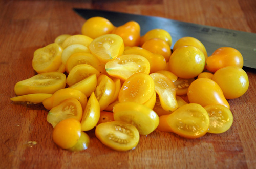 1439261930-yellow_pear_tomato_porn_sliced